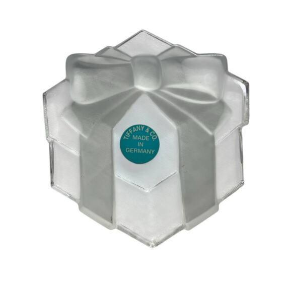 Tiffany & Co. crystal "Box and Bow" paperweight - Picture 3 of 4